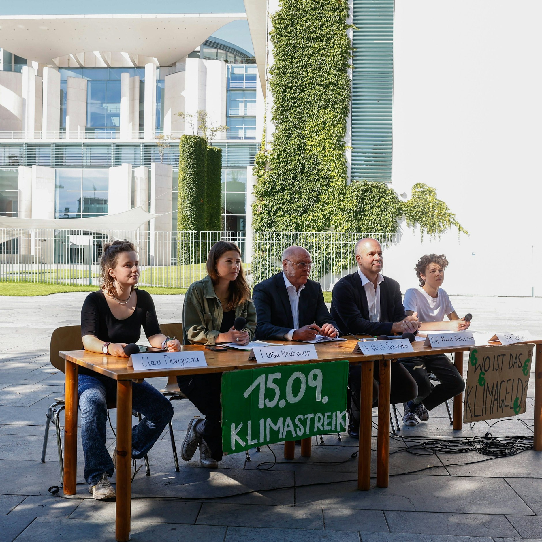 Pressesprecherin Clara Duvigneau (links) mit weiteren Mitgliedern der Gruppierung Fridays for Future