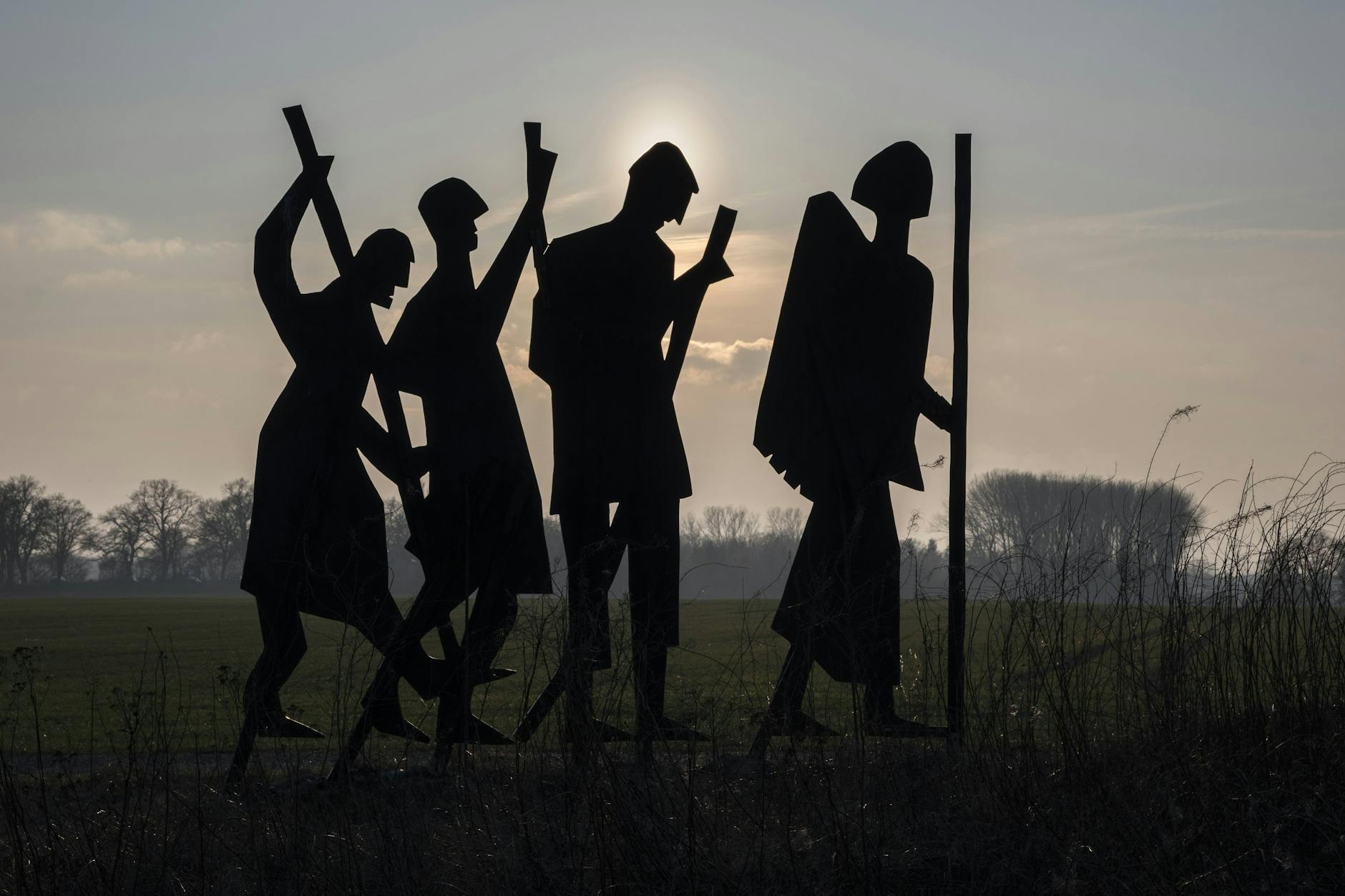 Blickfang auf dem Jakobsweg bei Werneuchen (Landkreis Barnim) sind vier Holzfiguren, drei Pilger, die von einem Engel geleitet werden. Geschaffen hat sie der Künstler Ekkehard Koch aus Börnicke. 