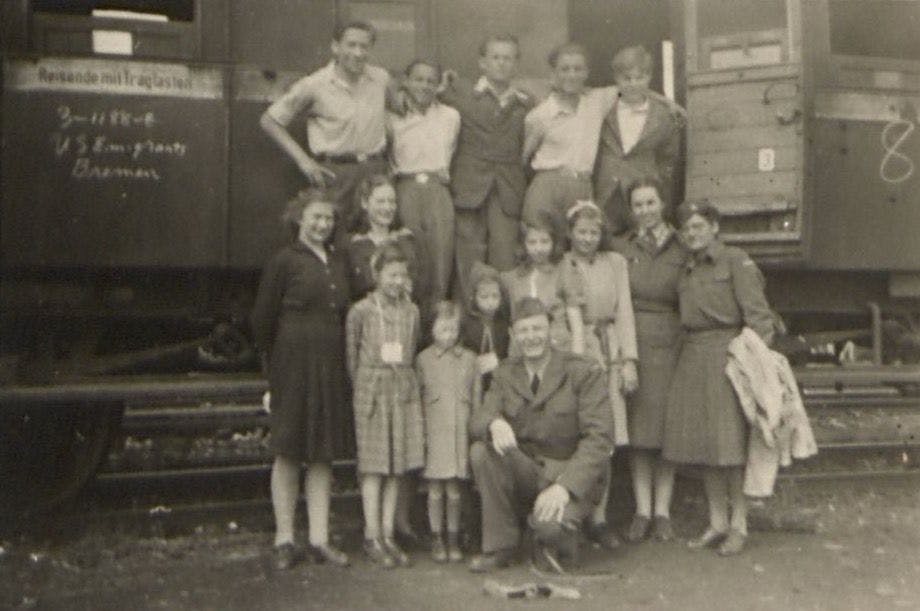 Die Weber-Kinder gemeinsam mit weiteren jüdische Überlebenden vor ihrer Abfahrt nach Amerika, Ginger Lane steht vorne.