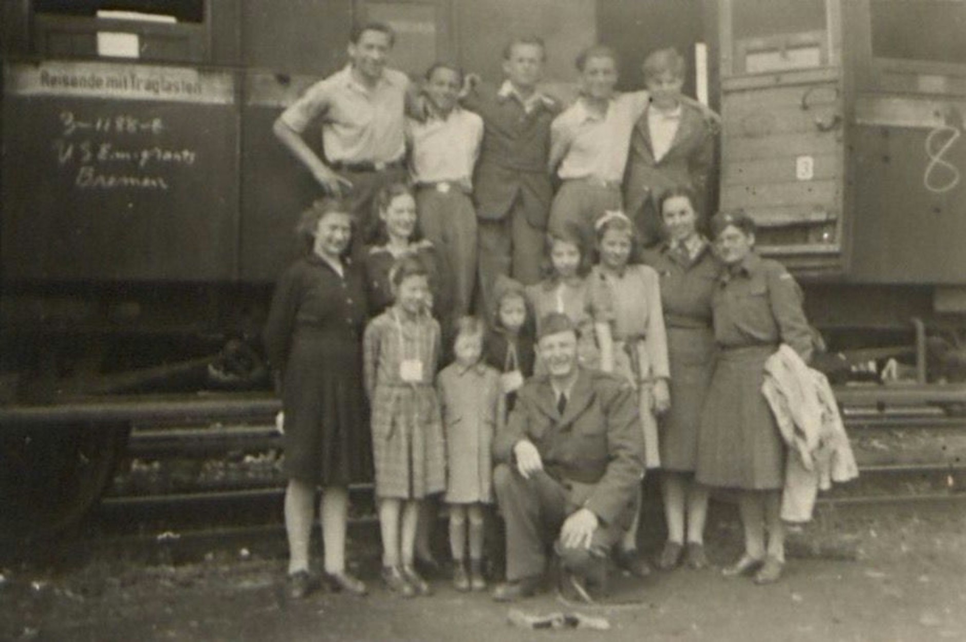 Die Weber-Kinder gemeinsam mit weiteren jüdische Überlebenden vor ihrer Abfahrt nach Amerika, Ginger Lane steht vorne.