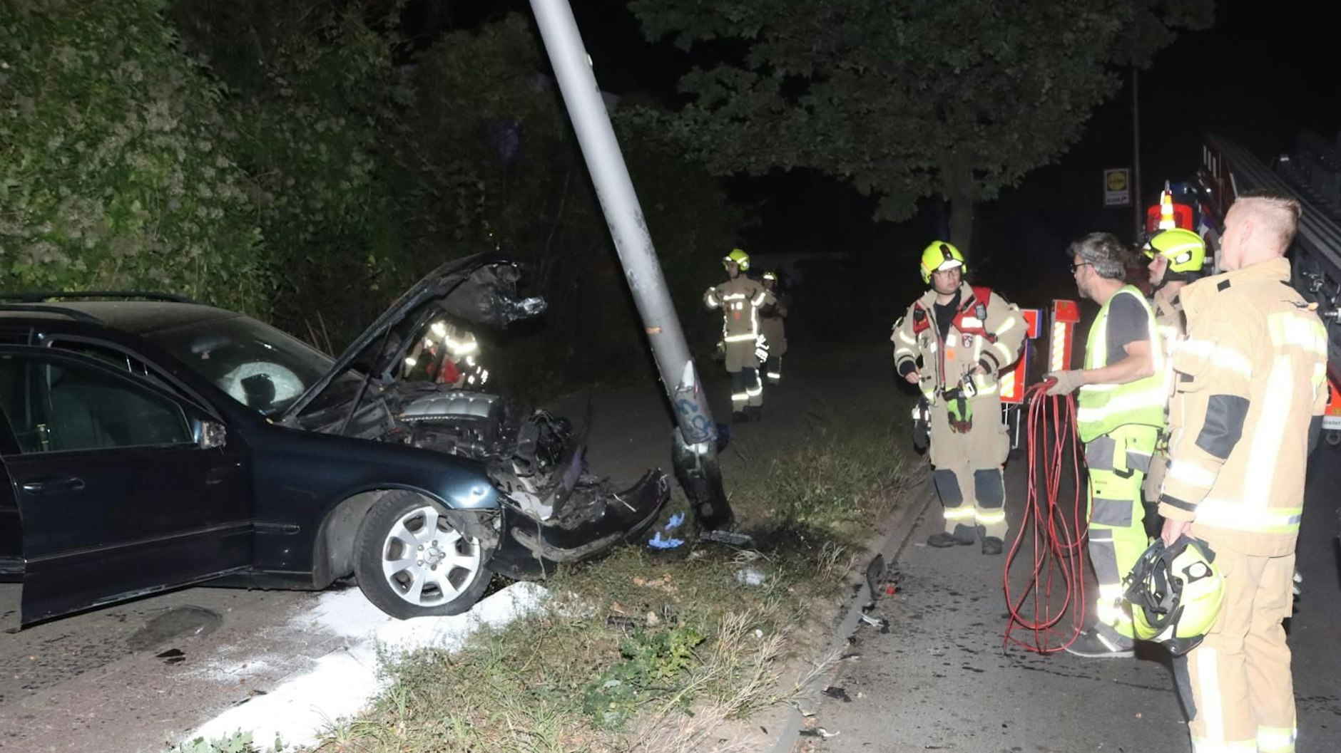 Nach einem Unfall in Lichtenrade musste ein Lichtmast umgelegt werden.