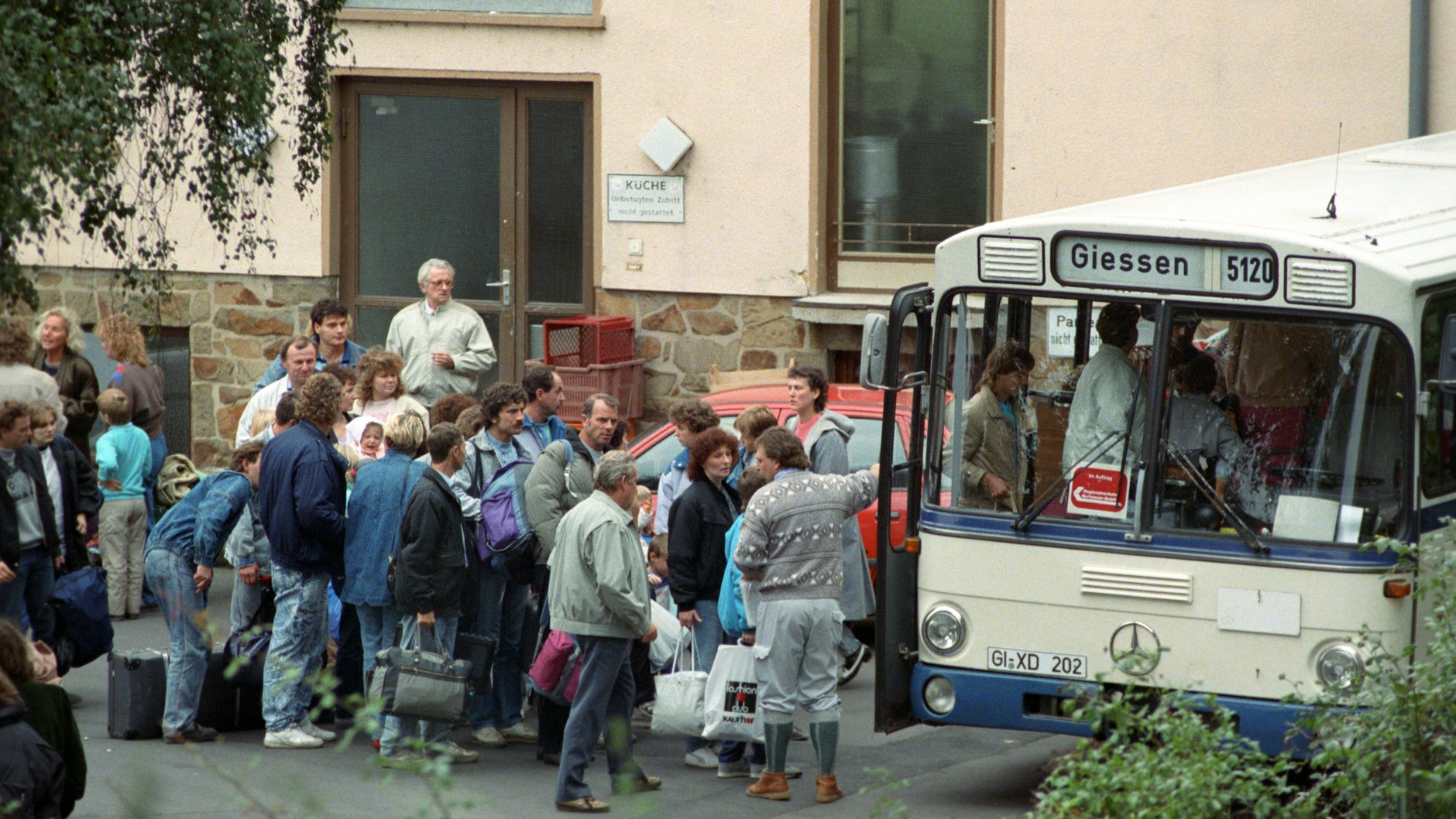 Auch 1989 kommen viele DDR-Bürger in Gießen an. Etwa 900 DDR-Bürger, die in der bundesdeutschen Botschaft in Prag Zuflucht gesucht hatten, trafen am 1. Oktober 1989 mit einem Sonderzug in Gießen ein. 