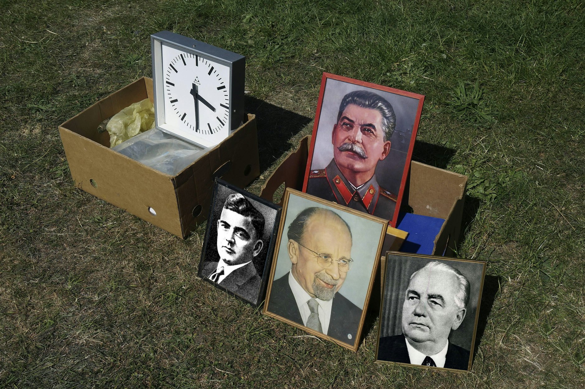 Die Montage zeigt oben Josef Stalin, unten links Wilhelm Florin, in der Mitte Walter Ulbricht und rechts Wilhelm Pieck.