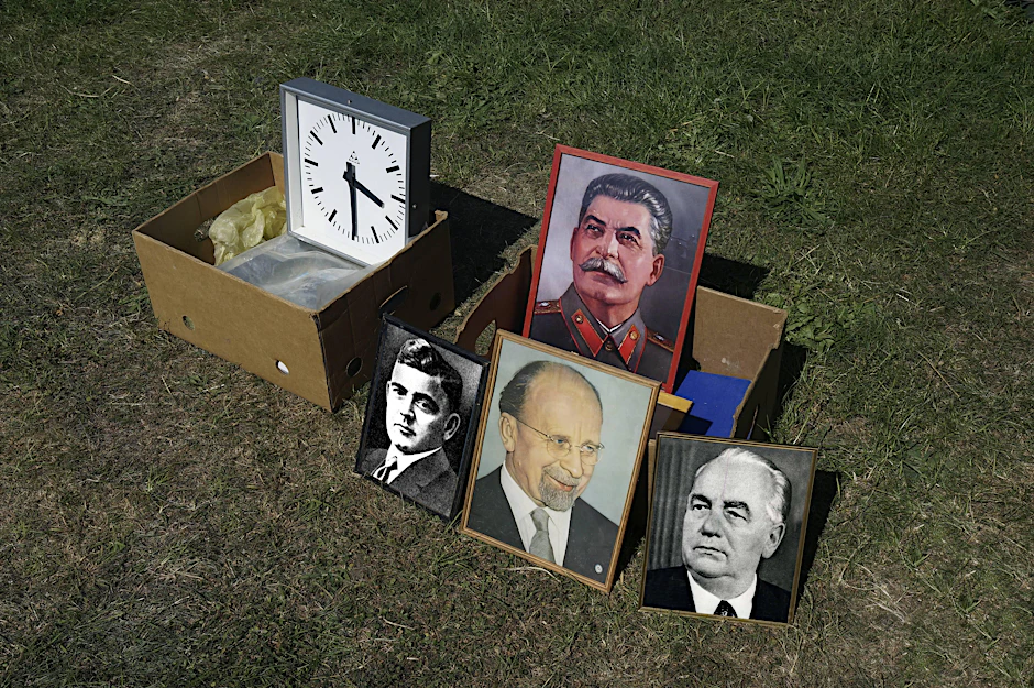 Die Montage zeigt oben Josef Stalin, unten links Wilhelm Florin, in der Mitte Walter Ulbricht und rechts Wilhelm Pieck.