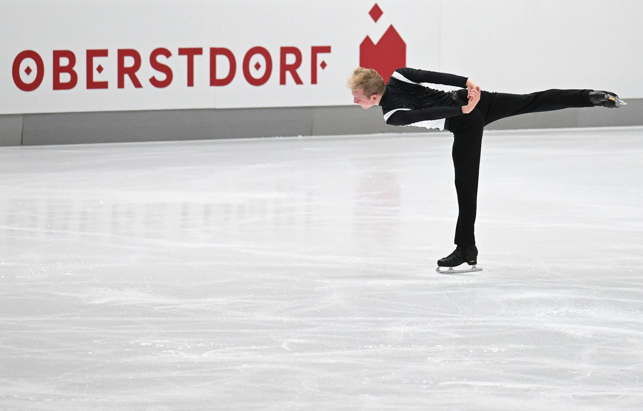 Der Eiskunstläufer Kai Jagoda aus Deutschland gibt bei der Nebelhorn Trophy in Oberstdorf alles. Die Veranstaltung findet vom 20. bis zum 23. September statt und leitet die nächste Eiskunstlaufsaison ein.  