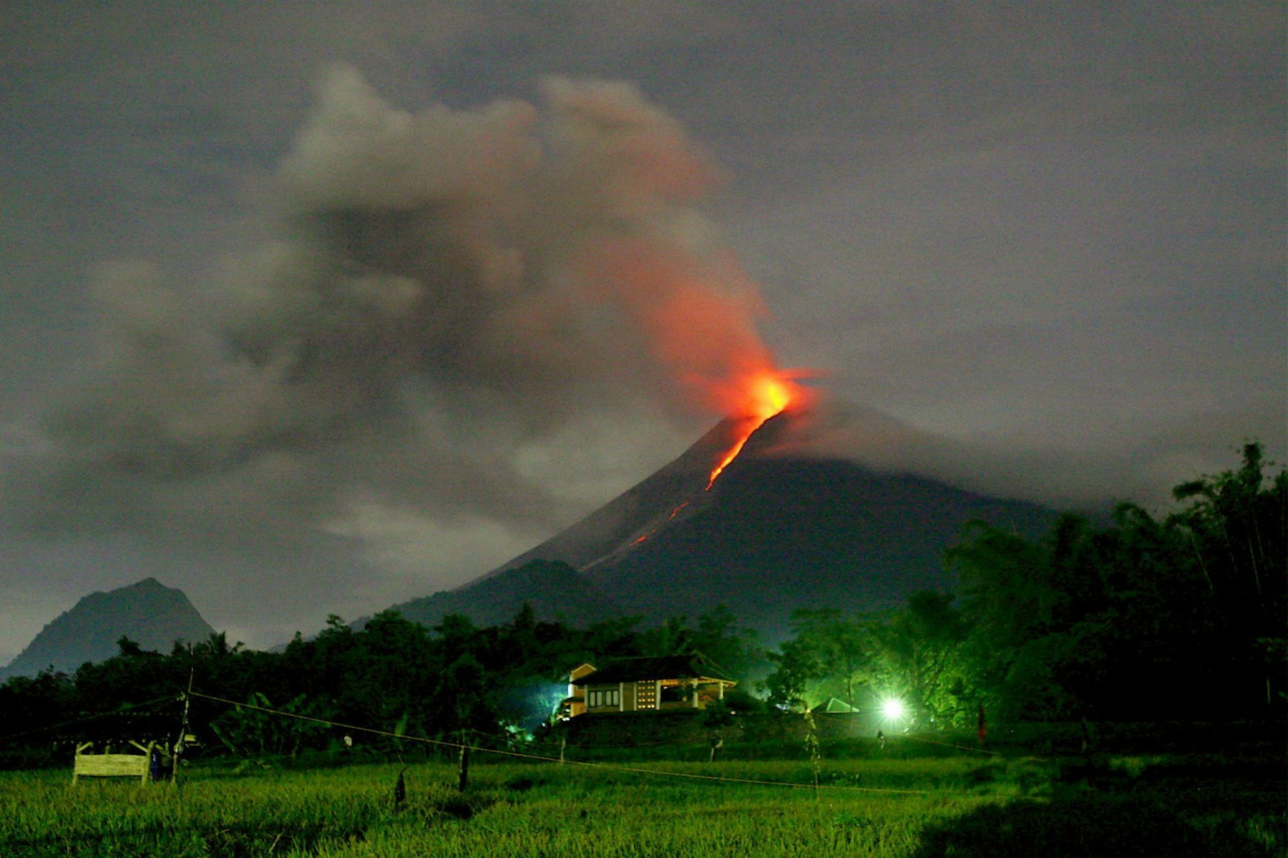 Gunung Merapi berjarak 25 kilometer dari Yogyakarta.  Ini adalah foto yang diambil pada tahun 2006.