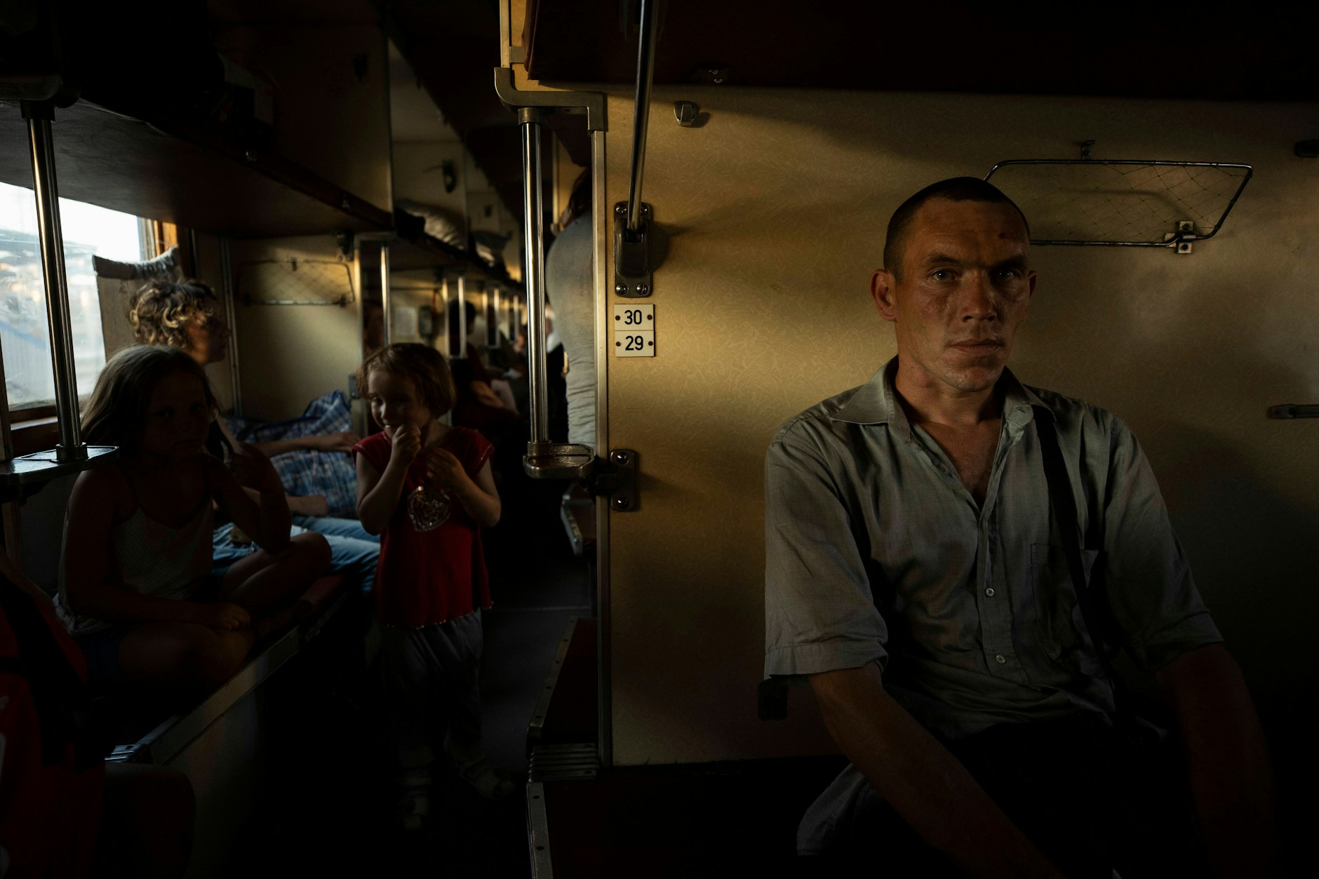 Menschen flüchten im Sommer 2022 aus den Kampfgebieten in der Ukraine.