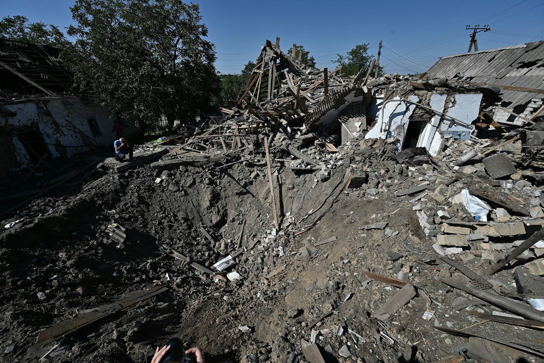 Spuren eines Raketenangriffs durch russische Truppen auf ein privates Wohngebiet im Dorf Stepne, Region Saporischschja, Südostukraine