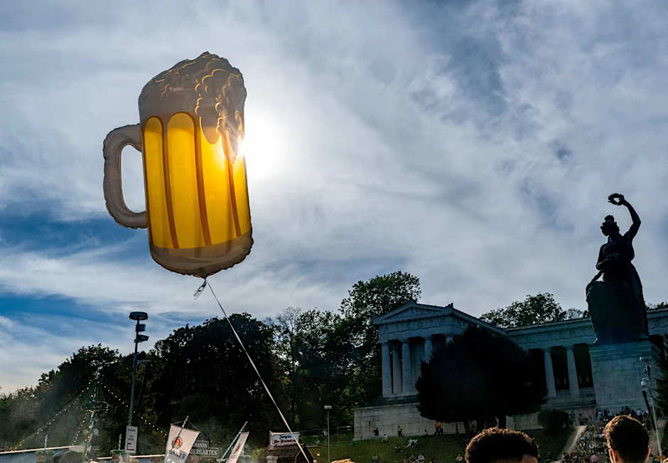 Auf dem Münchner Oktoberfest wird schon seit ein paar Tagen gefeiert, am Samstag wird dann auch auf dem Cannstatter Wasen das erste Fass angeschlagen.  