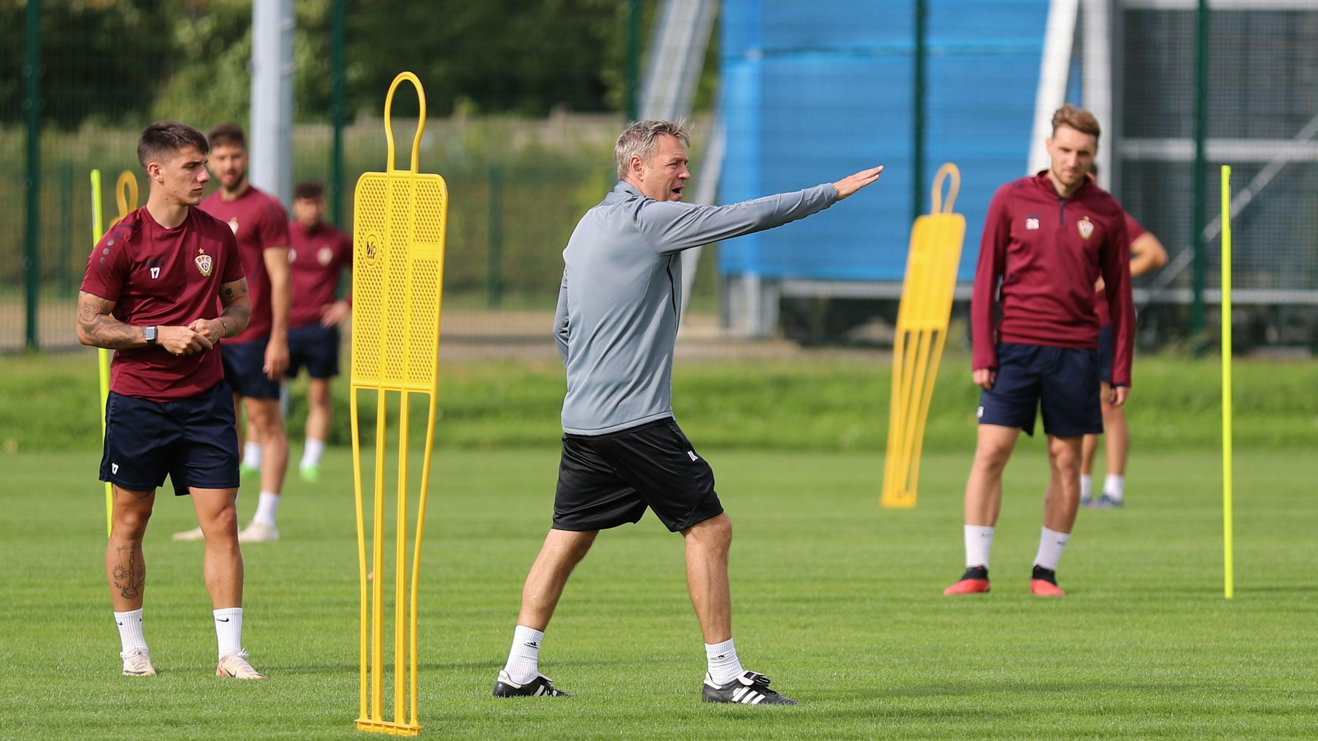 BFC-Trainer Dirk Kunert zeigte seinen Jungs unter der Woche beim täglichen Üben an, wohin das Ganze gehen soll.
