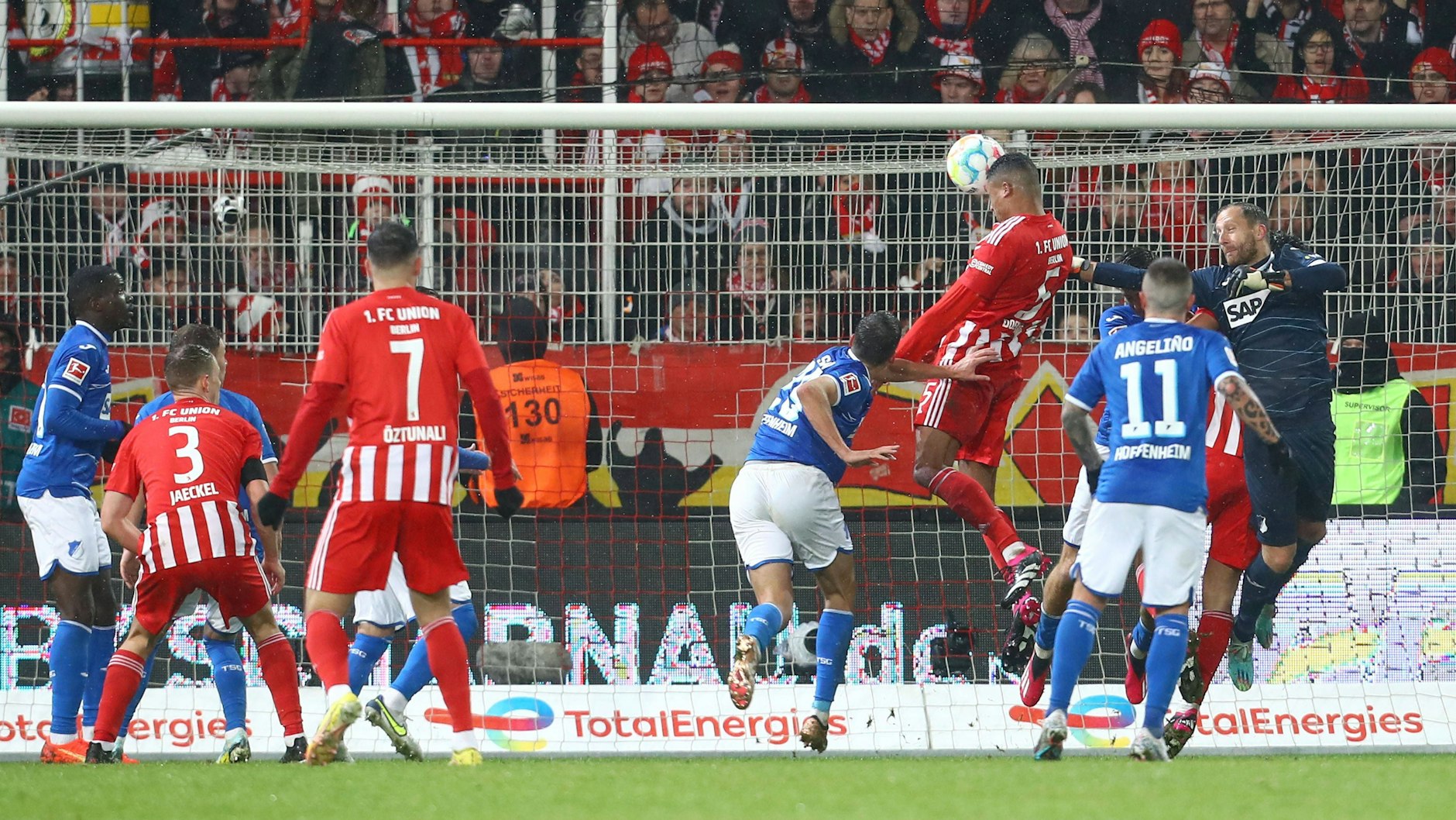 So war es im Januar 2023 beim 3:1-Sieg: Danilho Doekhi steigt hoch und köpft zum zwischenzeitlichen 2:1 für den 1. FC Union ein.