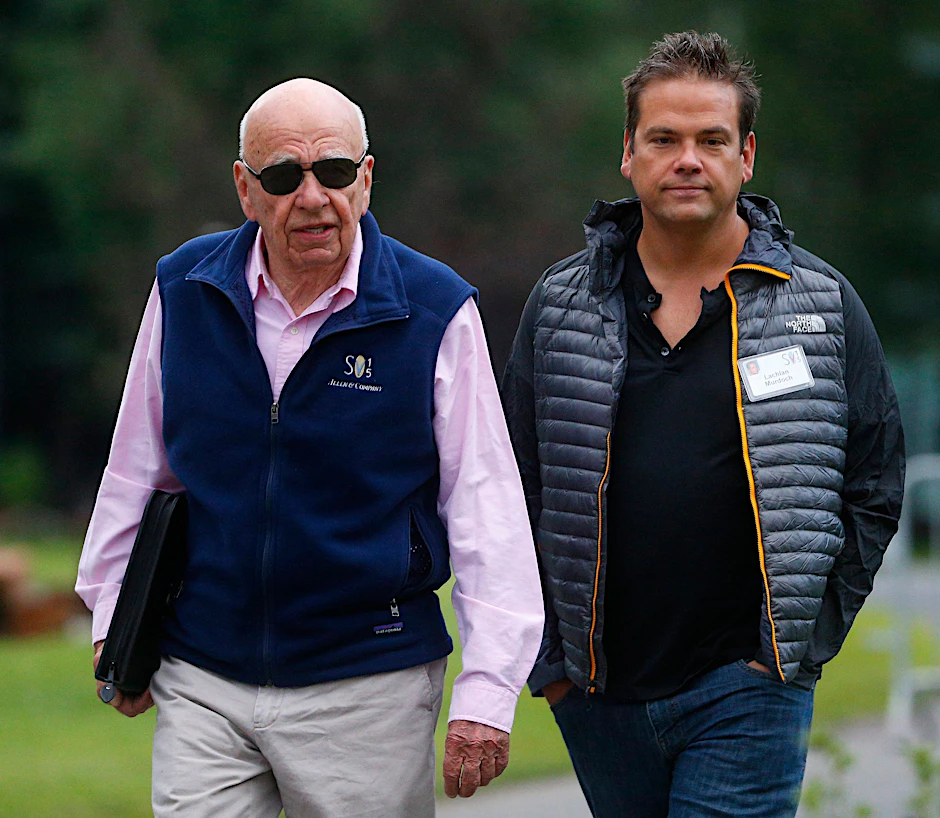 ARCHIV - Medienunternehmer Rupert Murdoch (l) und sein Sohn Lachlan, aufgenommen vor einer Konferenz im US-Bundesstaat Idaho.  