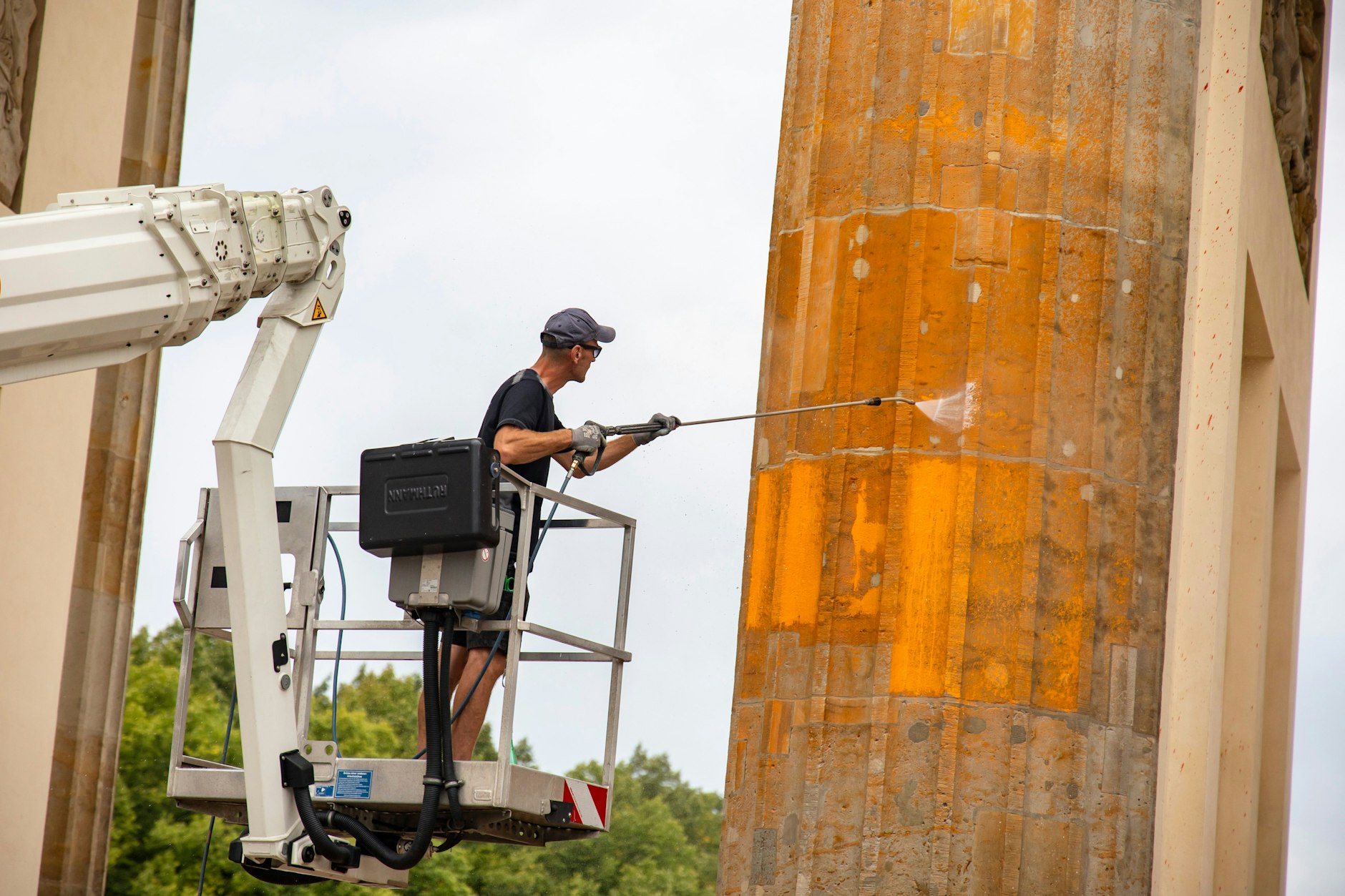 Die Farbe ist tief in den Sandstein eingedrungen. Vor allem an wenig restaurierten Stellen.