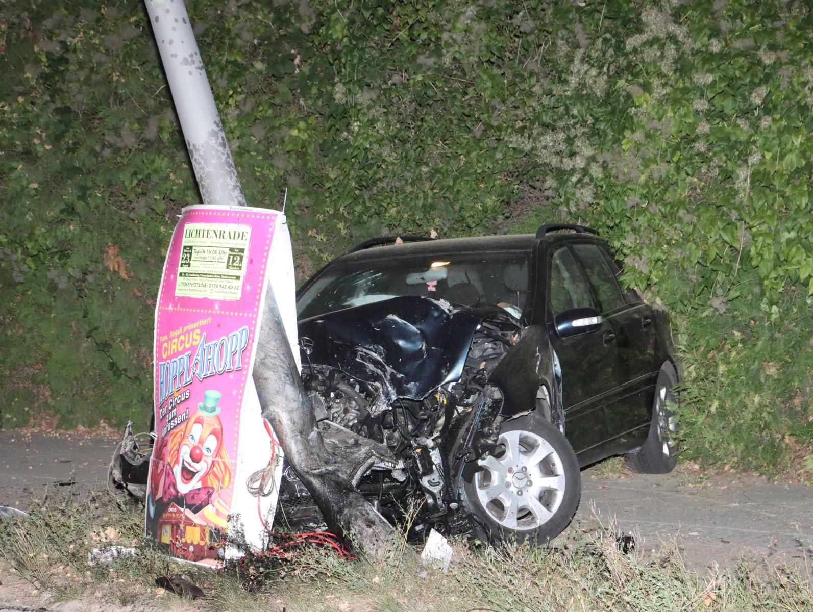 Über 2 Promille! Laterne und Auto geschrottet – zu Fuß abgehauen