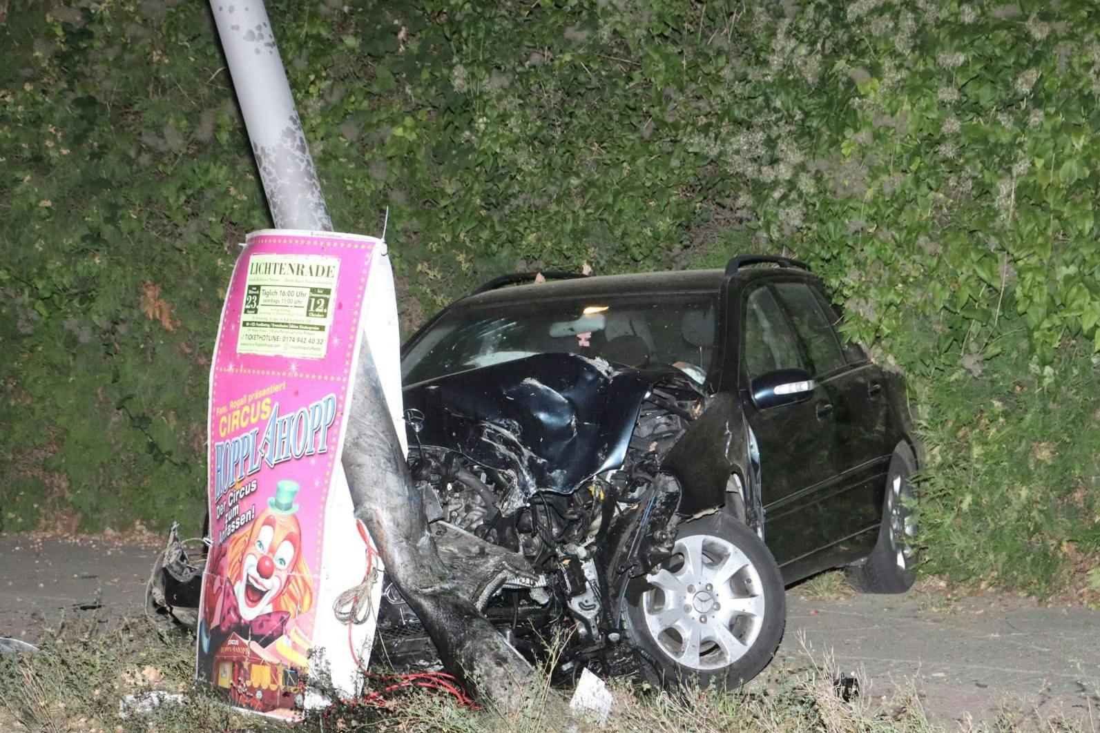In Lichtenrade schrottete ein Mann bei einem Unfall seinen Mercedes.