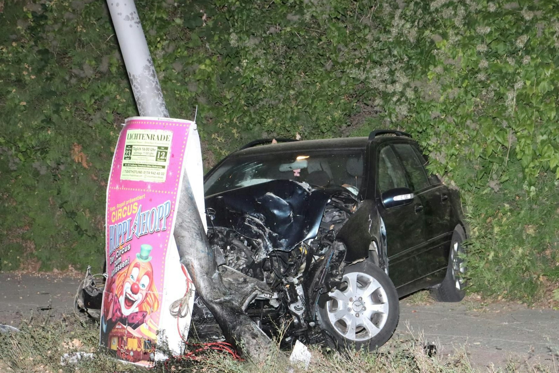 In Lichtenrade schrottete ein Mann bei einem Unfall seinen Mercedes.