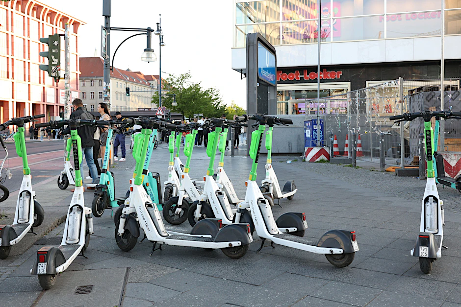 Auch am Alexanderplatz steht immer eine Armee von E-Scootern.