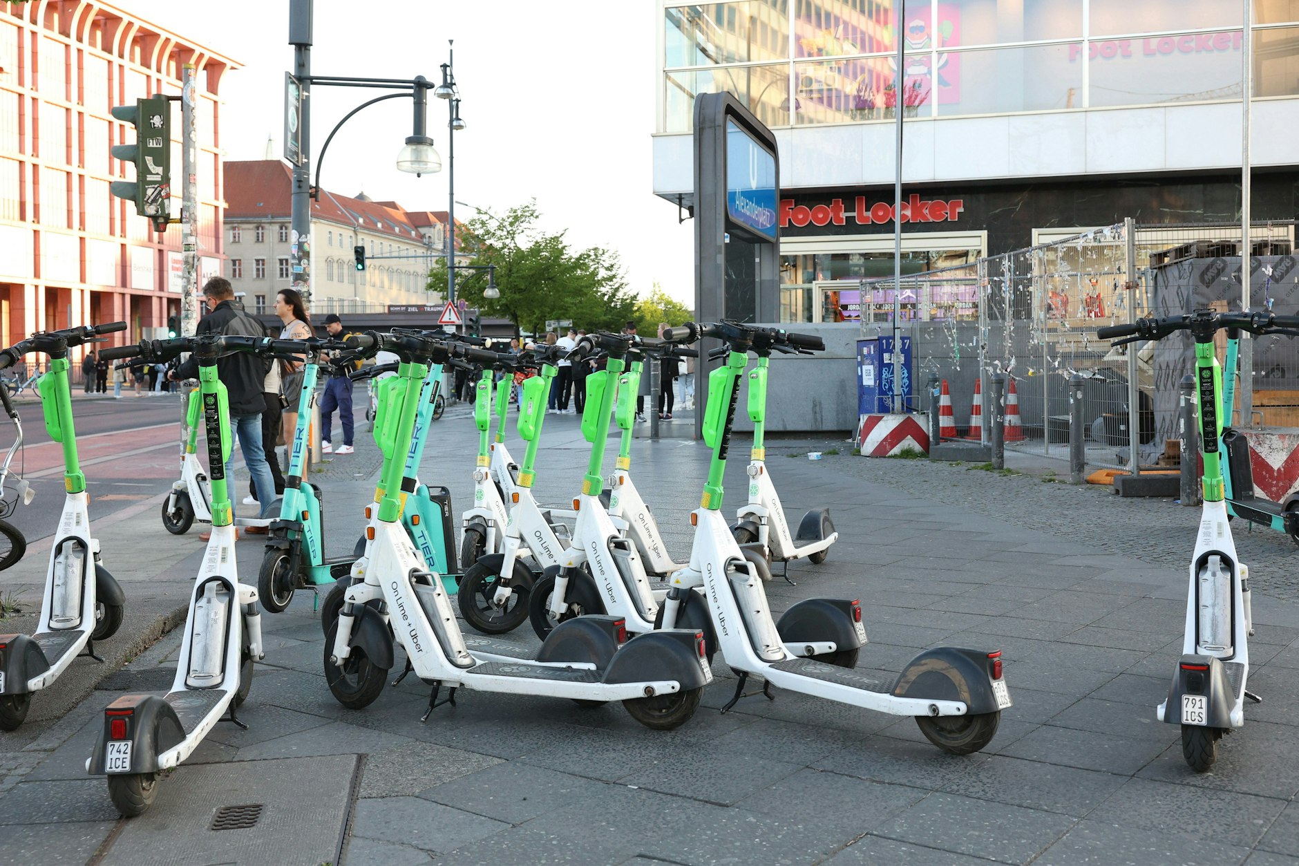 Auch am Alexanderplatz steht immer eine Armee von E-Scootern.