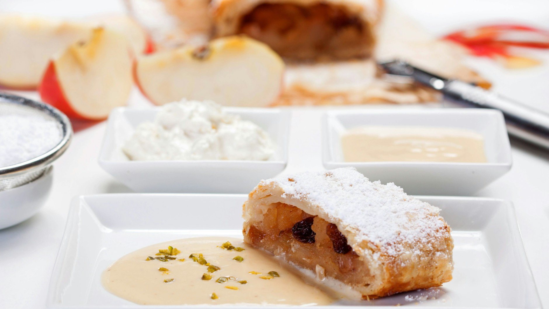Der Apfelstrudel schmeckt mit Vanillesoße besonders lecker.
