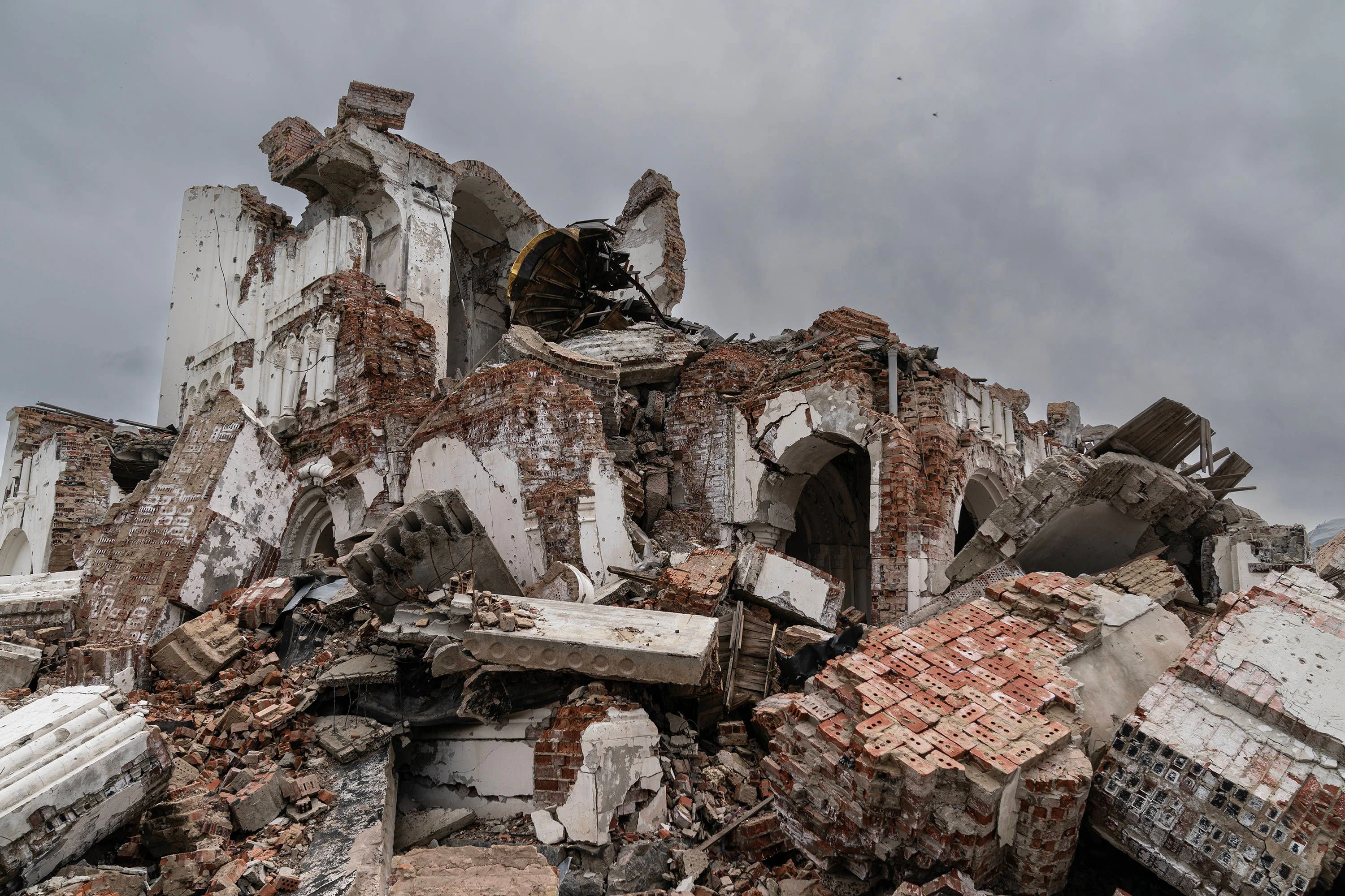 Ein vollständig zerstörtes orthodoxes Kloster in der ukrainischen Region Charkiw