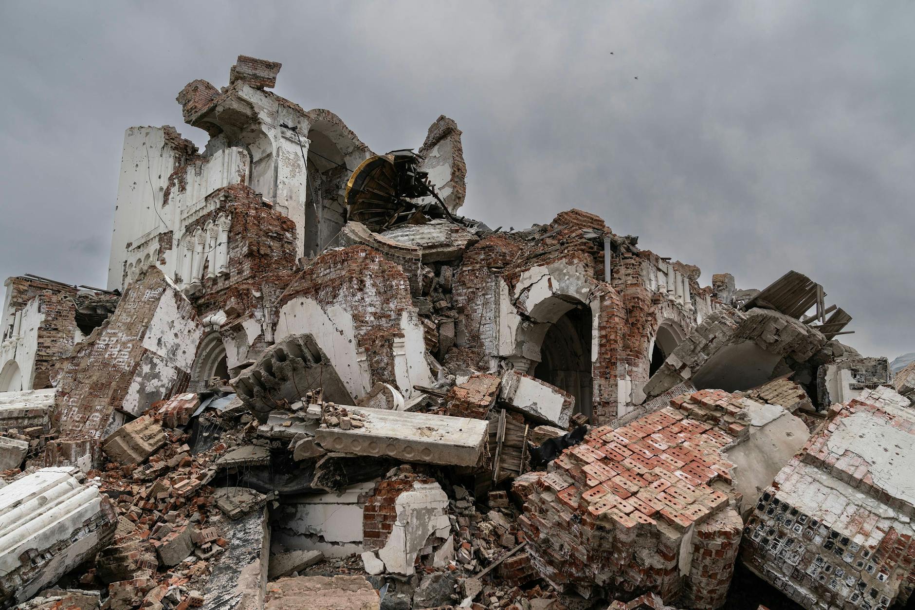 Ein vollständig zerstörtes orthodoxes Kloster in der ukrainischen Region Charkiw
