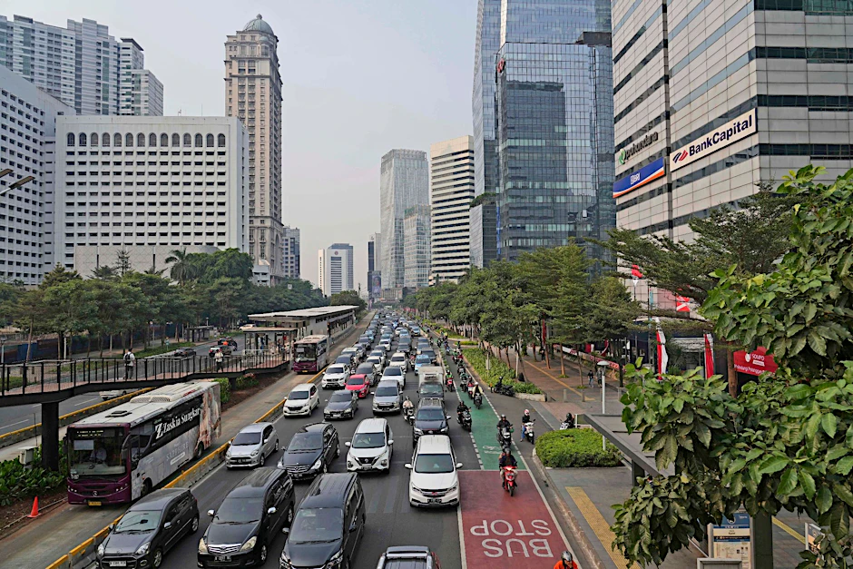 Indonesiens Haupstadt Jakarta. Weil eine indonesische Lifestyle-Influencerin in einem Tiktok-Video Schwein gegessen hat, wurde sie zu einer Gefängnisstrafe und einer Geldbuße von umgerechnet rund 15.200 Euro verurteilt.  