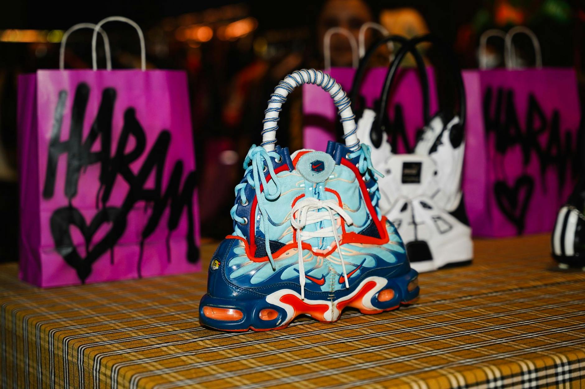 Bei der ersten Ausgabe des Night Market gab es auch die exaltierten Entwürfe des Berliner Labels Haram zu sehen.