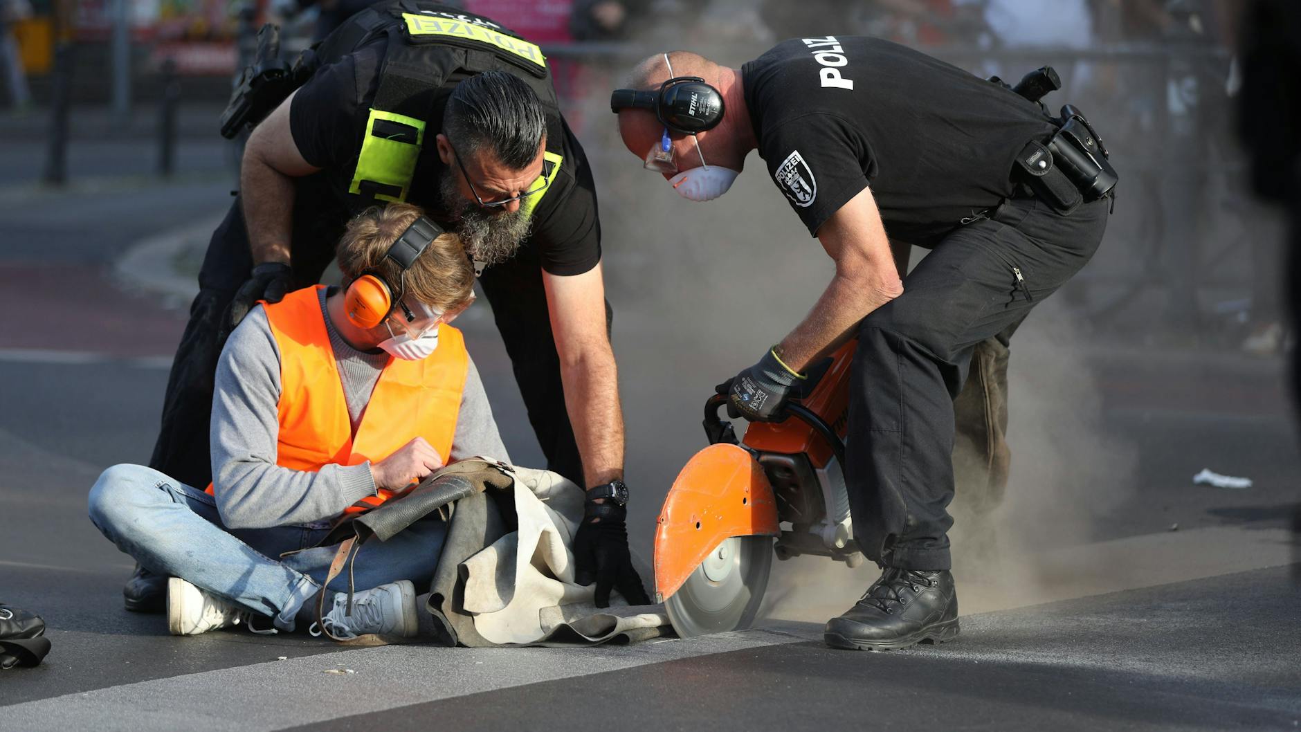 Klimakleber legen derzeit wieder den Verkehr in Berlin lahm.