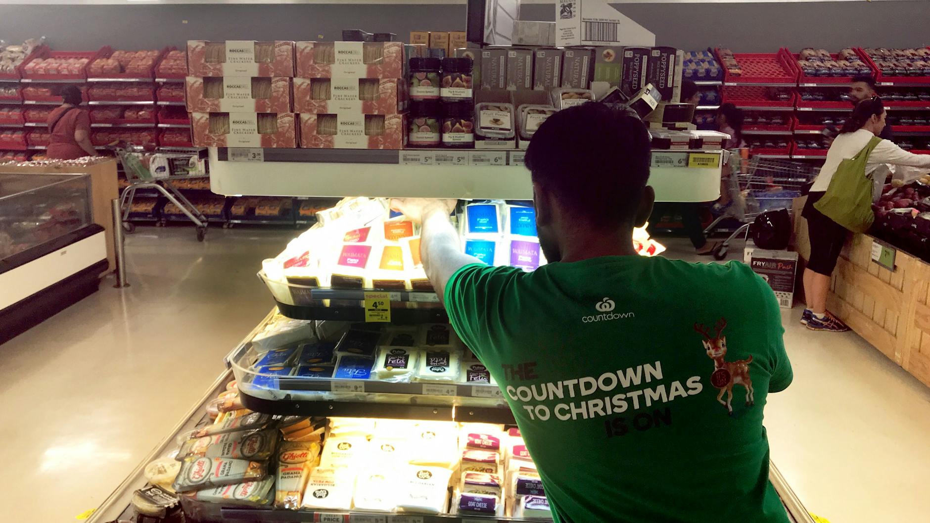 Ein Mitarbeiter steht an einem Regal in ein Supermarkt der neuseeländischen Countdown-Kette. Aus Rücksicht auf geräusch- und lichtempfindliche Kunden wird einmal die Woche die Musik ausgestellt und das Licht heruntergedimmt.