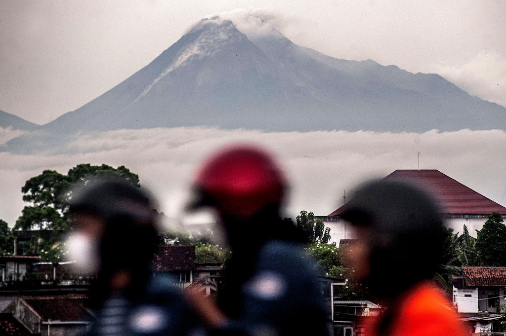 Saat gunung berapi kami meletus, Anda hanya melihat puncak gunungnya