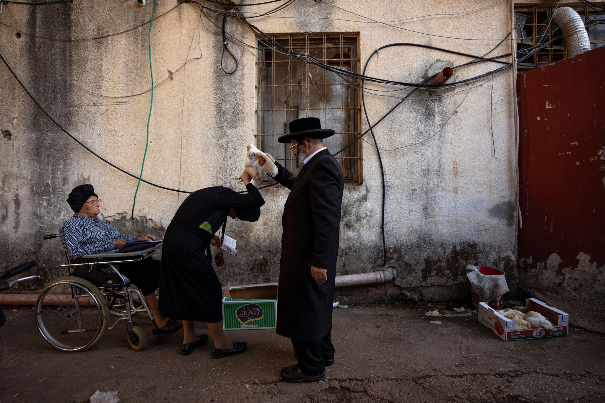 Ein ultraorthodoxer Jude schwingt ein Huhn über dem Kopf seiner Frau als Teil des Kaparot-Rituals. Orthodoxe Juden glauben, dass das Ritual die Sünden des vergangenen Jahres auf das Huhn überträgt. Es wird vor dem Versöhnungstag Jom Kippur, dem heiligsten Tag des jüdischen Jahres, durchgeführt.  