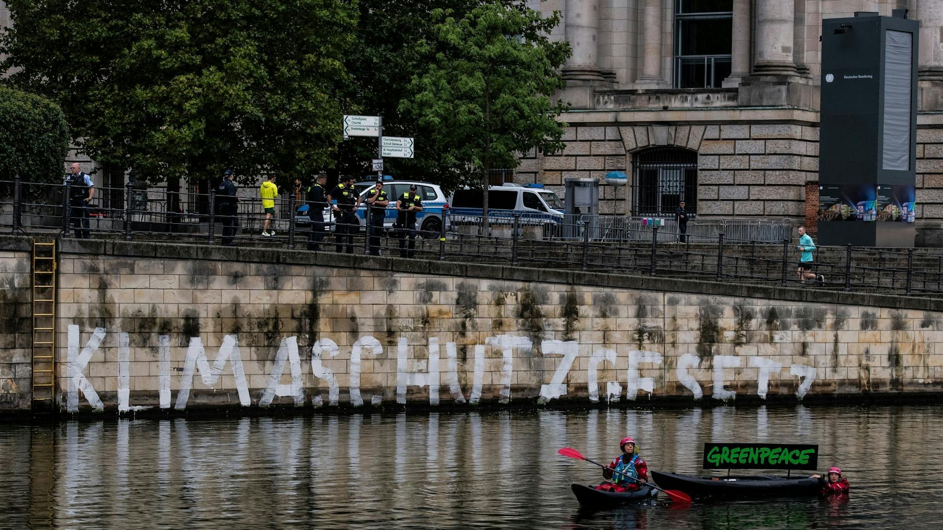 Greenpeace-Aktivisten waren am Freitagmorgen auf der Spree unterwegs.