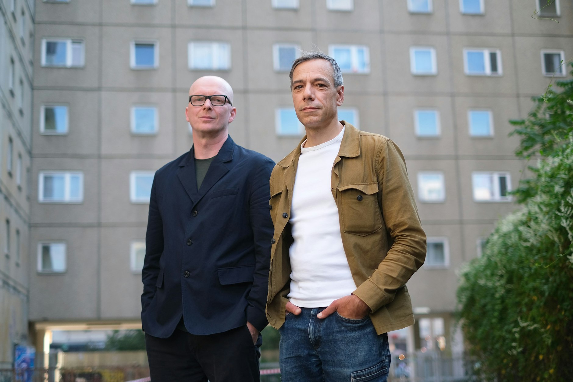 Die beiden Fotografen und Archivwühler Sven Johne und Falk Haberkorn (v. l.)