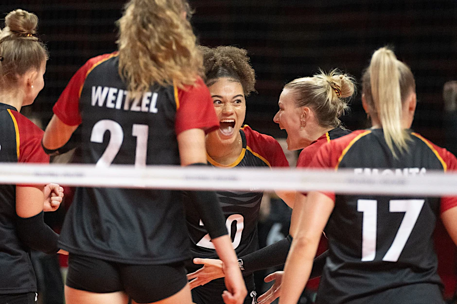Die deutschen Volleyballerinnen feiern den nächsten Sieg.  