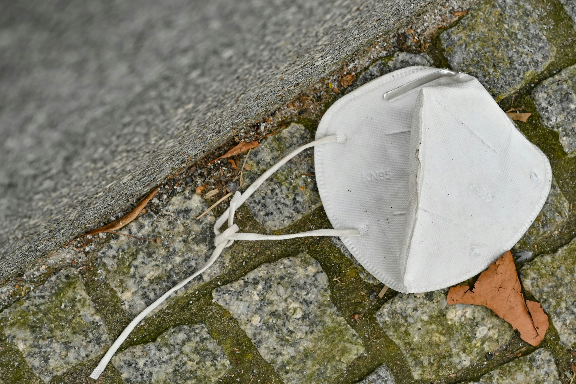 Die Maske bleibt unten: Die meisten Deutschen wollen im Herbst nicht einmal in Innenräumen mit vielen Menschen eine Maske tragen, um sich vor Infekten zu schützen.