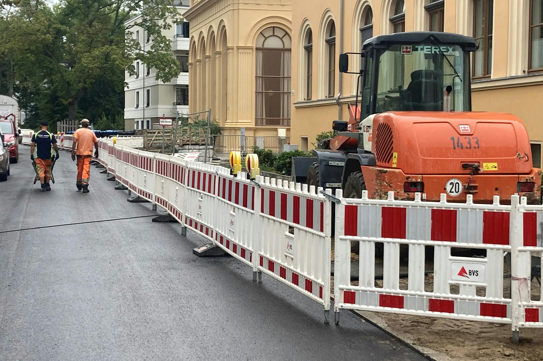 Wo diese beiden Arbeiter laufen, können neuerdings auch Autos fahren – wenn auch auf etwas beengtem Raum. Es gibt Konflikte, wenn sich Autos begegnen.