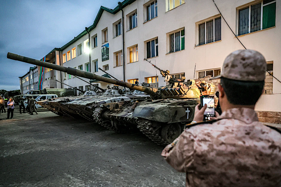 Nach Angaben der aserbaidschanischen Streitkräfte werden die militärische Ausrüstung und die Waffen Bergkarabach&nbsp;an aserbaidschanische Soldaten übergeben.
