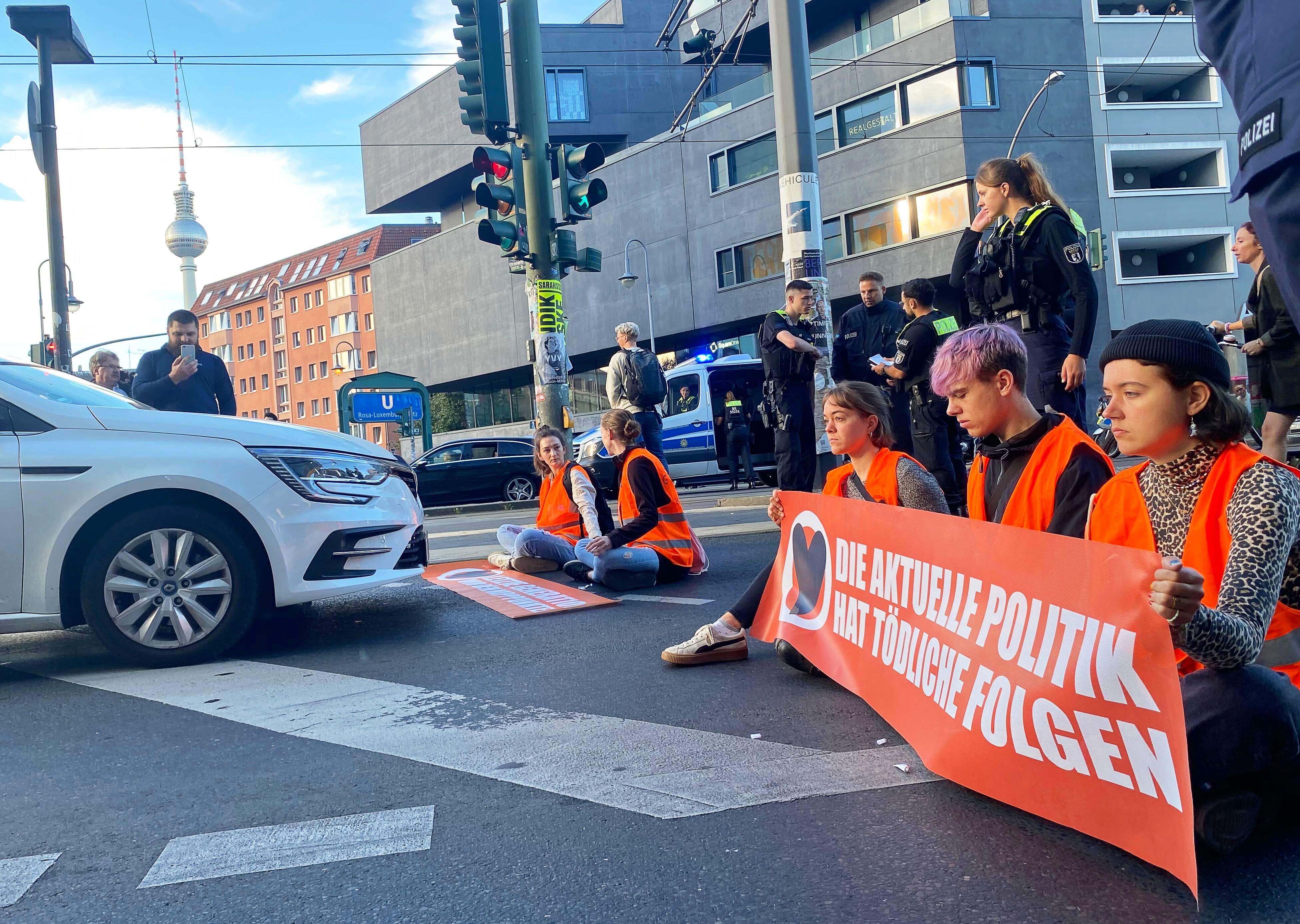 Image - Klimakleber kritisieren Polizeiaktion in Kirche