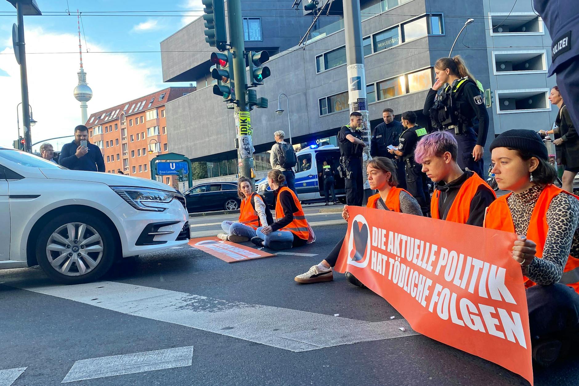 Gewohntes Bild in Berlin: Aktivisten und Aktivistinnen der Klimaschutzgruppe Letzte Generation bei einer Blockade.