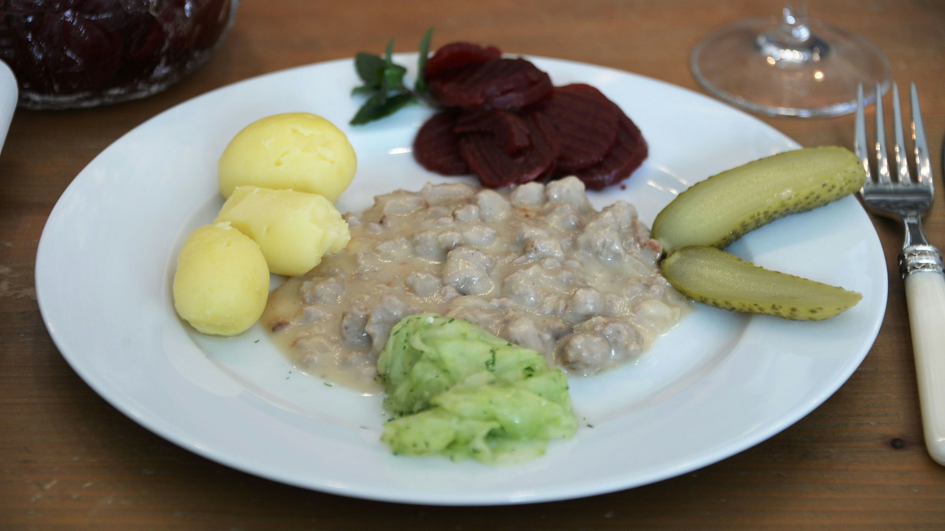 Simpel und gut: Gehacktesstippe oder Beamtenstippe nach dem Rezept aus der DDR kann auch mit Salzkartoffeln und Beilagensalaten serviert werden.