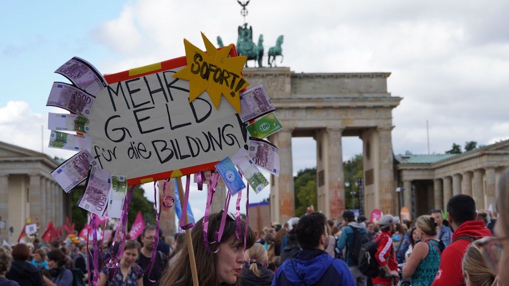 Bildungsprotest in Berlin – Lehrer: „Wenn es 100 Milliarden für Waffen gibt, dann auch für Bildung“