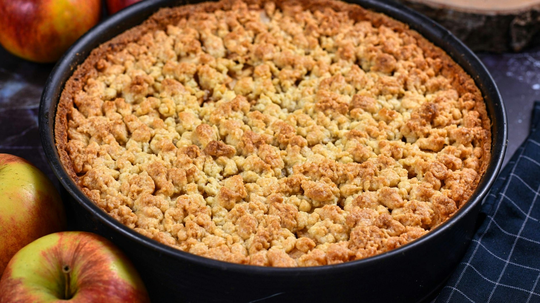 Mit diesem Rezept für Apfelkuchen mit Pudding und Streuseln versüßen Sie sich garantiert das Wochenende!