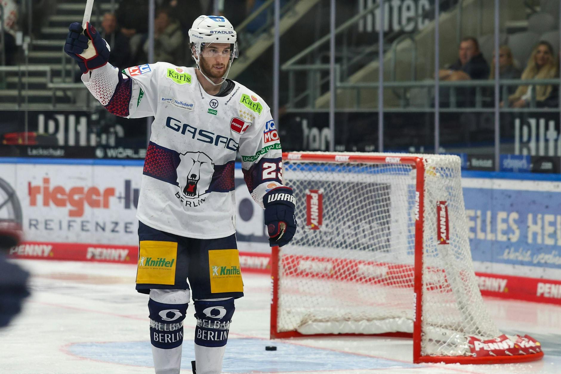 Der Puck ist drin, Blaine Byron feiert sein 1:0 für die Eisbären in Augsburg.