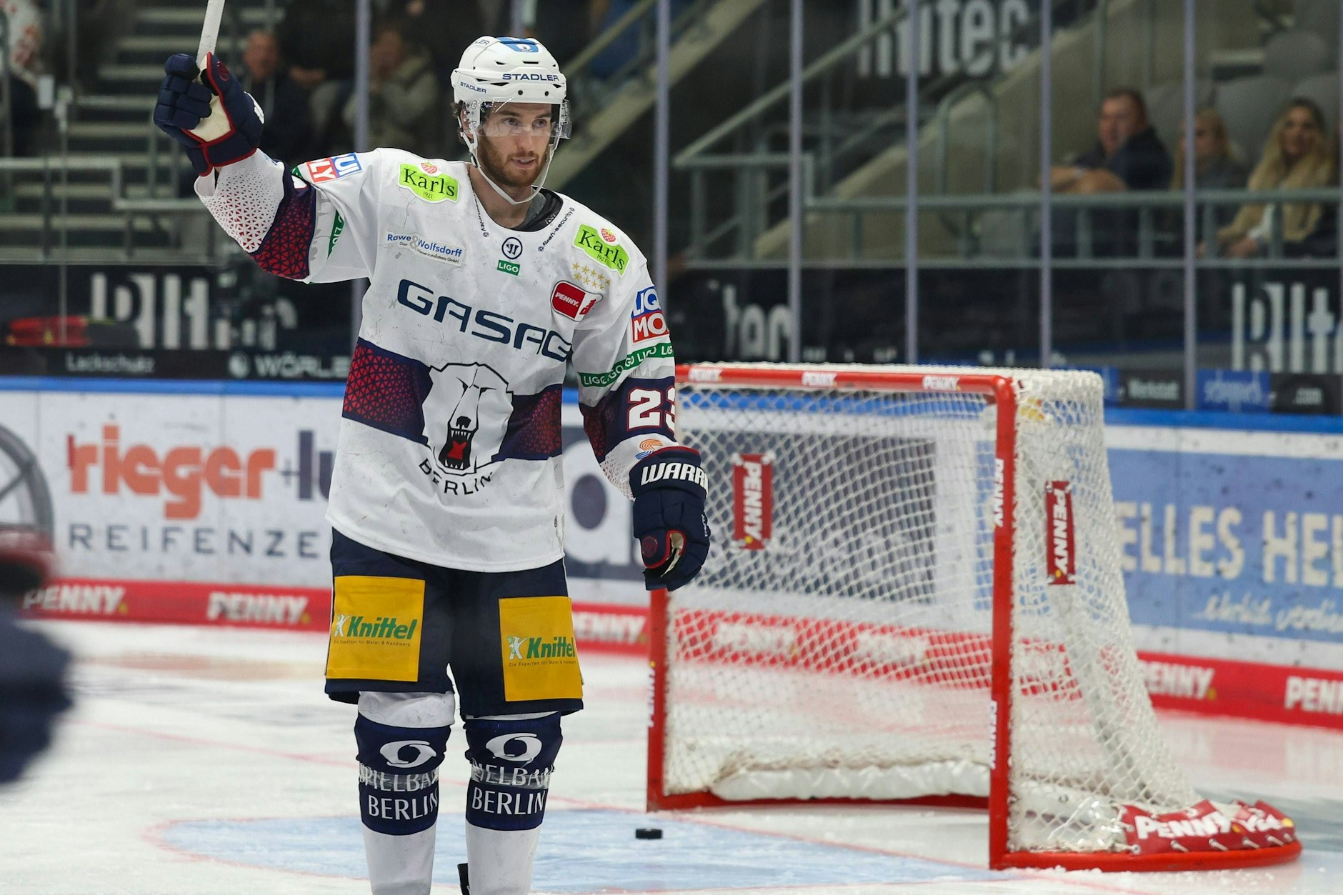 Der Puck ist drin, Blaine Byron feiert sein 1:0 für die Eisbären in Augsburg.