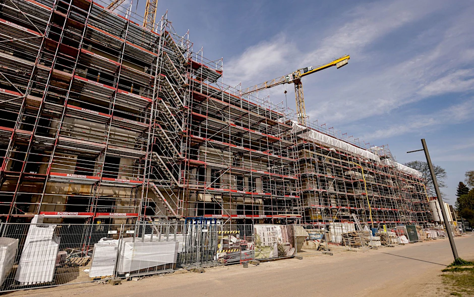 ARCHIV - Stark gestiegene Finanzierungs- und Baukosten bremsen den Neubau in Deutschland deutlich aus.  