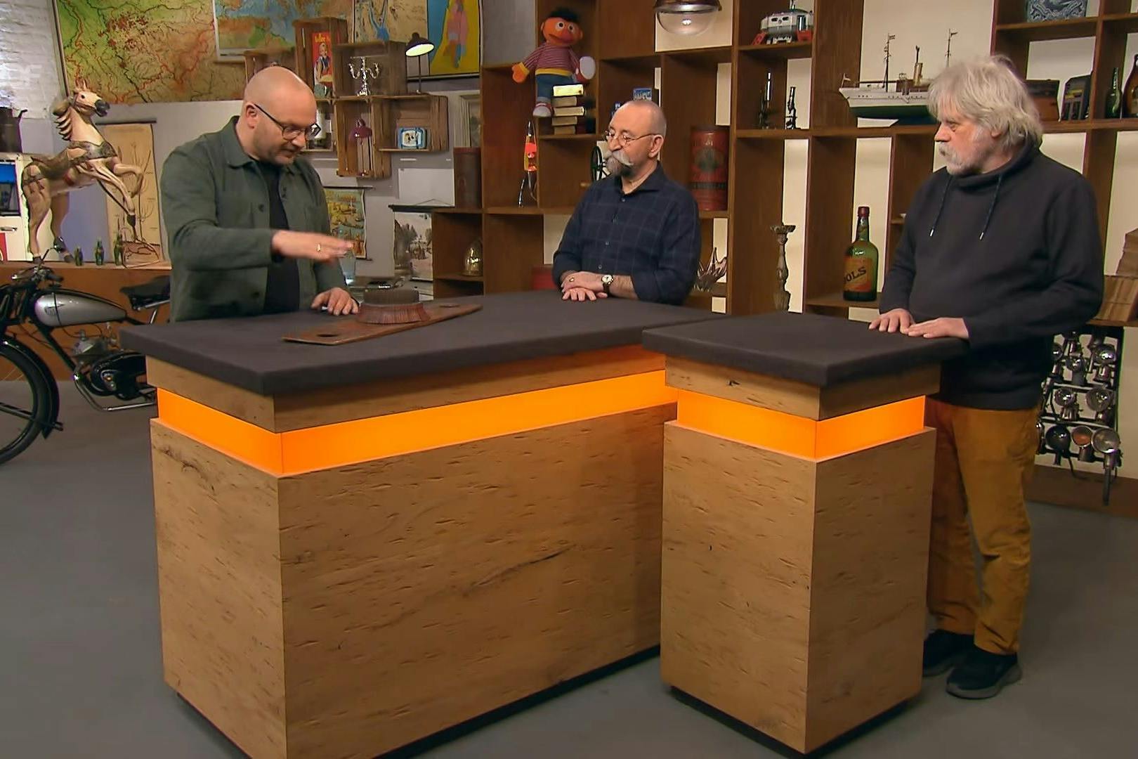 Experte Sven Deutschmanek, Moderator Horst Lichter und Kandidat Stefan Wolf bei der Expertise im Studio von „Bares für Rares“