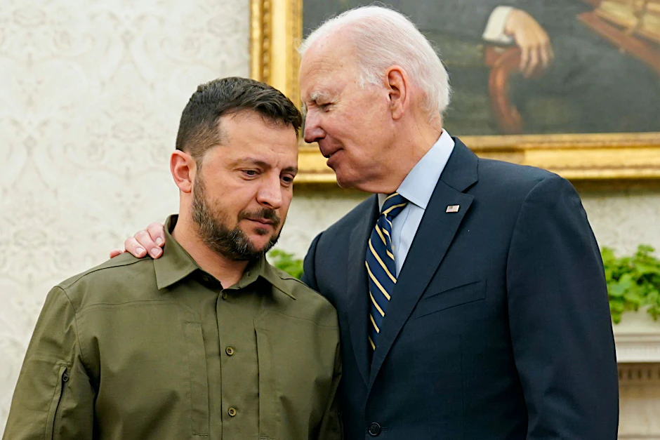 dpatopbilder - Dankt für die Untersützung an «allen 575 Tagen» des Krieges: Wolodymyr Selenskyj zu Besuch bei Joe Biden.  