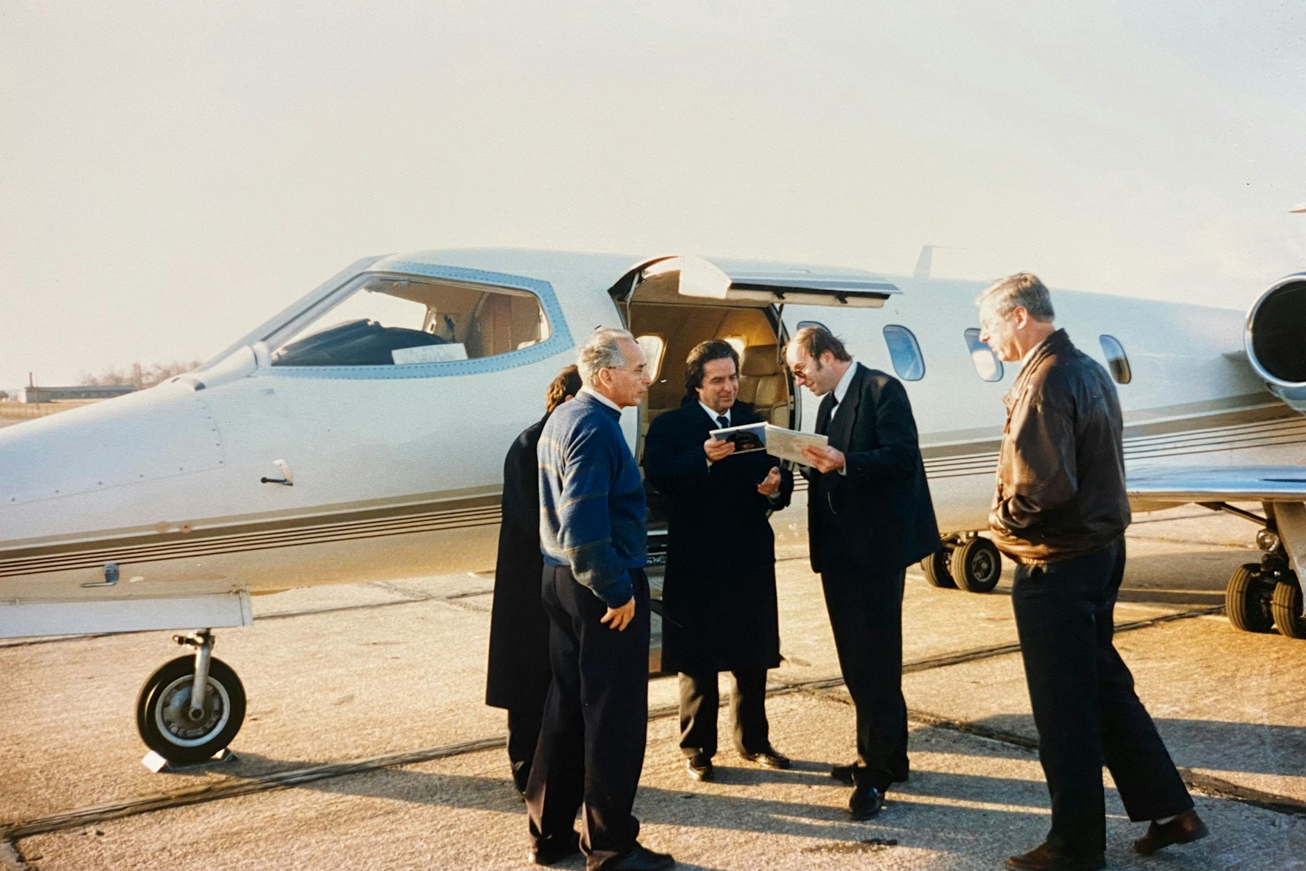 Ein Investor mit Privatflugzeug wird auf einem Rollfeld in Sachsen-Anhalt von Vertretern aus Wirtschaft und Politik empfangen.&nbsp;
