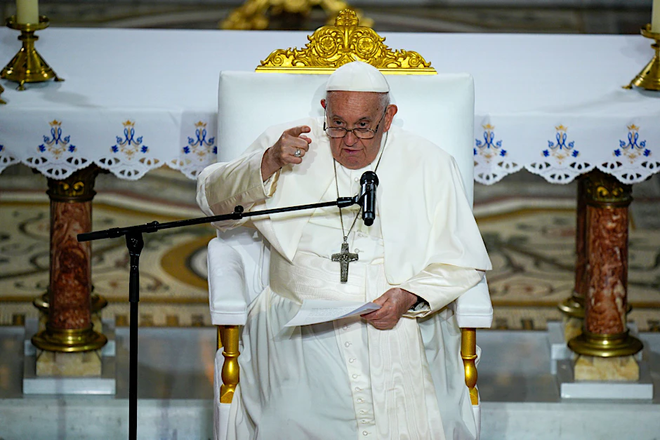 «Menschen, die zu ertrinken drohen, wenn sie auf den Wellen ausgesetzt werden, müssen gerettet werden», mahnt Papst Franziskus.  