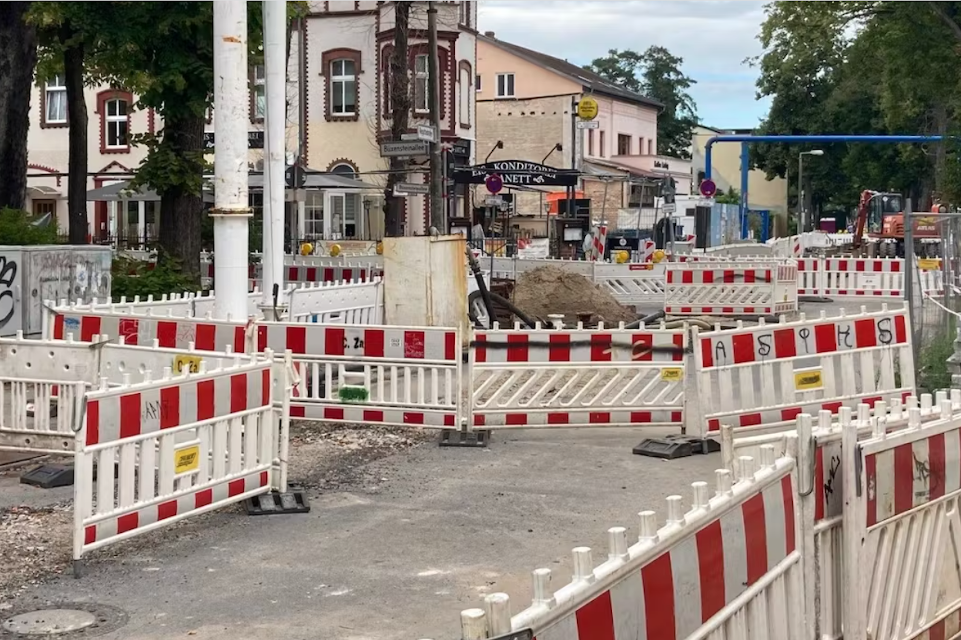 Findigkeit war gefragt: Fußgänger durften sich durch ein Labyrinth aus Absperrzäunen ihren Weg suchen.